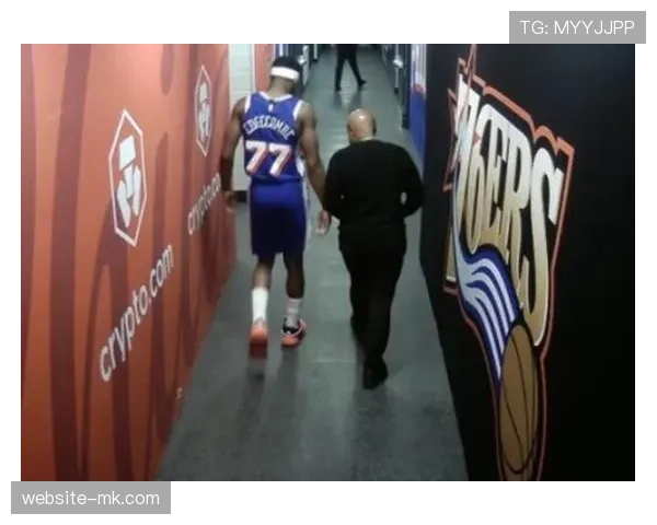 更衣室领袖：镜头捕捉B席鼓励失误年轻队友的瞬间